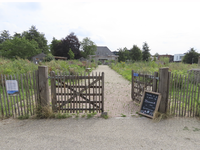 907055 Gezicht op de entree van de Kasteeltuin Nijevelt (park en moestuin), aan de Haarlerberg in de wijk Veldhuizen te ...